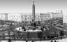 Площадь Победы. В центре — обелиск-памятник воинам Советской Армии и партизанам, павшим в Великой Отечественной войне 1941—45 (гранит, 1954, архитекторы Г. В. Заборский и В. А. Король). Минск.