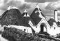 Народная архитектура. Каменные жилища («трулли») близ Локоротондо (Апулия, Италия). Народное творчество.
