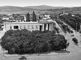Тирана. Государственный банк Албании (слева, 1920—30-е гг.) и аллея им. Конференции в Пезе. Тирана.