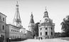 Троице-Сергиева лавра. Больничные палаты с церковью Зосимы и Савватия (слева; 1635—38), Каличья воротная башня (в центре; 2-я пол. 18 в.) и Смоленская церковь (справа; 1745—48). Троице-Сергиева лавра.