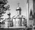 Троице-Сергиева лавра. Троицкий собор (в центре; 1422—23) с Никоновским приделом (слева; 1548); справа — портал Духовской церкви (1476). Троице-Сергиева лавра.