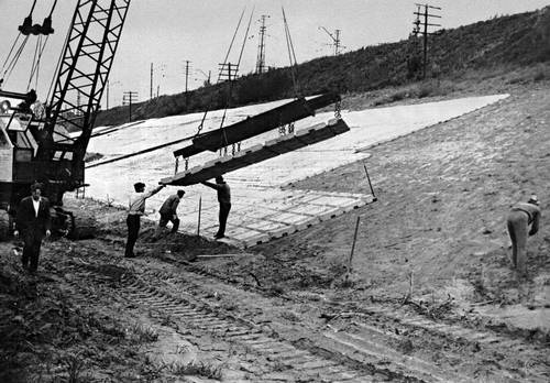 Укрепление речного берега железобетонными плитами. Берегоукрепительные сооружения.
