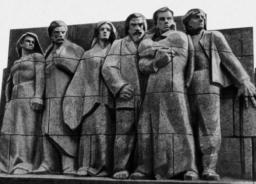 Л. В. Буковский. Памятник борцам Революции 1905 на кладбище Матиса в Риге (фрагмент). Гранит. 1956—59. Буковский Лев Владимирович.