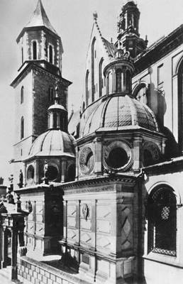 Вавель. Кафедральный костёл (14 в.) с капеллой Сигизмунда I (1517—33) и (слева) капеллой Вазов (1667). Вавель.