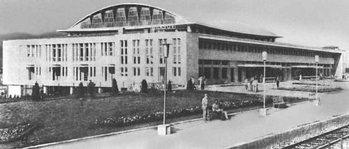 Объединенный вокзал в г. Брашове (Румыния). 1962. Арх. Ф. Ионеску: общий вид. Вокзал.