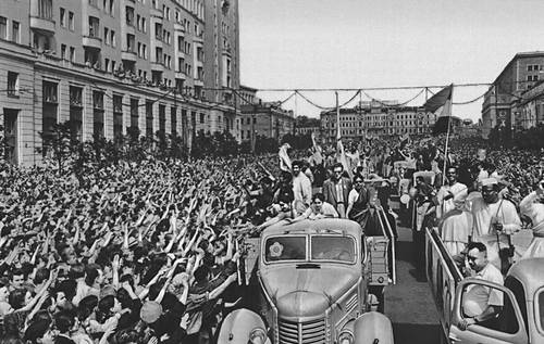 6-й Всемирный фестиваль молодёжи и студентов. Москвичи приветствуют делегацию Индии. Москва. 1957. Всемирные фестивали молодёжи и студентов.