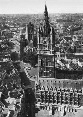 Гент. Площадь Синт-Бафсплейн. На переднем плане — городская башня (1183—1339) с суконными рядами (1426—41), за ними церковь Синт-Никласкерк (13—17 вв.). Гент.
