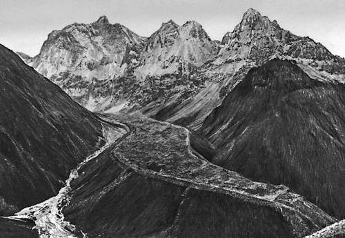 Краевая зона долинного ледника в Больших Гималаях (Непал). Гималаи.