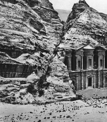 Скальная гробница эль-Дейр в Петре (Иордания). 2—3 вв. Гробница.