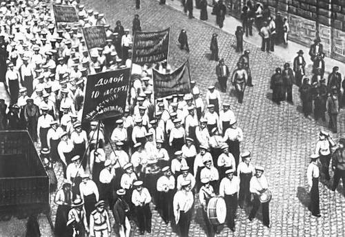 Колонна моряков-демонстрантов на Невском проспекте 18 июня 1917. Июньский кризис 1917.