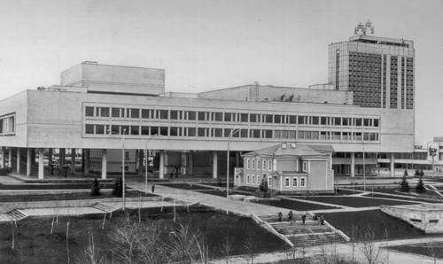 Ленинский мемориал в Ульяновске. 1967—70. Архитекторы Б. С. Мезенцев, М. П. Константинов, Г. Г. Исакович, инженер Л. Б. Фабрикант. Ленинский мемориал.