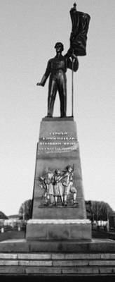 Памятник героям-комсомольцам Людиновской подпольной комсомольской группы в г. Людиново. Бронза, гранит. Открыт в 1960. Скульптор Н. Г. Прозоровский, архитектор В. П. Федоров. Людиновская подпольная комсомольская группа.