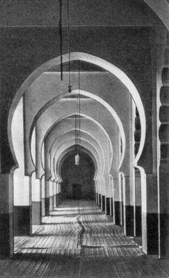 Большая мечеть в г. Алжире. 1096. Интерьер. Мавританское искусство.