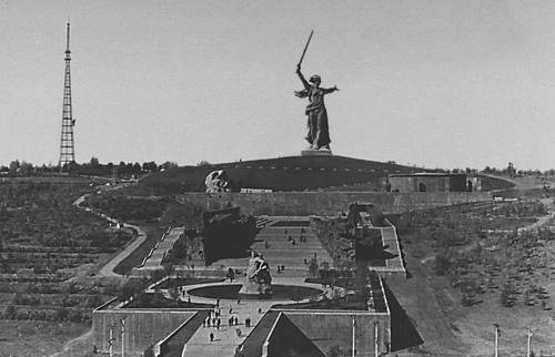 Волгоград. Мемориальный комплекс на Мамаевом кургане. 1967. Скульптуры Е. В. Вучетич, В. Е. Матросов, А. А. Тюренков, А. С. Новиков, архитекторы Я. Б. Белопольский, В. А. Демин. Мамаев курган.