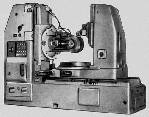 Рис. 3и. Основные типы металлорежущих станков. Зубофрезерный станок (5K328A). Металлорежущий станок.