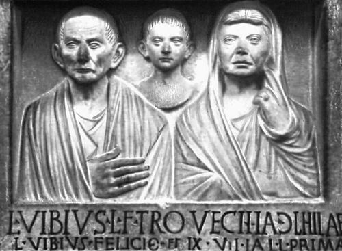 Надгробие Л. Вибия и его семьи. Конец 1 в. до н. э. Камень. Музей Кьярамонти. Ватикан. Надгробие.