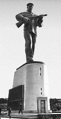 Г. В. Нерода. Памятник героям-морякам в Североморске (Мурманская область). Бронза, бетон с терразитовой штукатуркой. 1973. (барельефы постамента — Ю. Г. Нерода; архитектор — А. Нерода Георгий Васильевич Душкин). Нерода Георгий Васильевич.