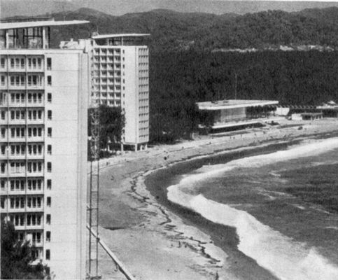 М. В. Посохин и др. Курортный комплекс в Пицунде. 1959—67. Пицунда.