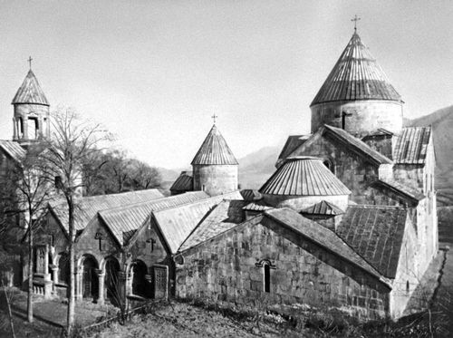 Монастырь Санаин. 10—13 вв. Слева направо: колокольня, трёхнефный гавит, четырёхстолпный гавит; сзади — церковь Аменапркич и церковь Аствацацин. Санаин.